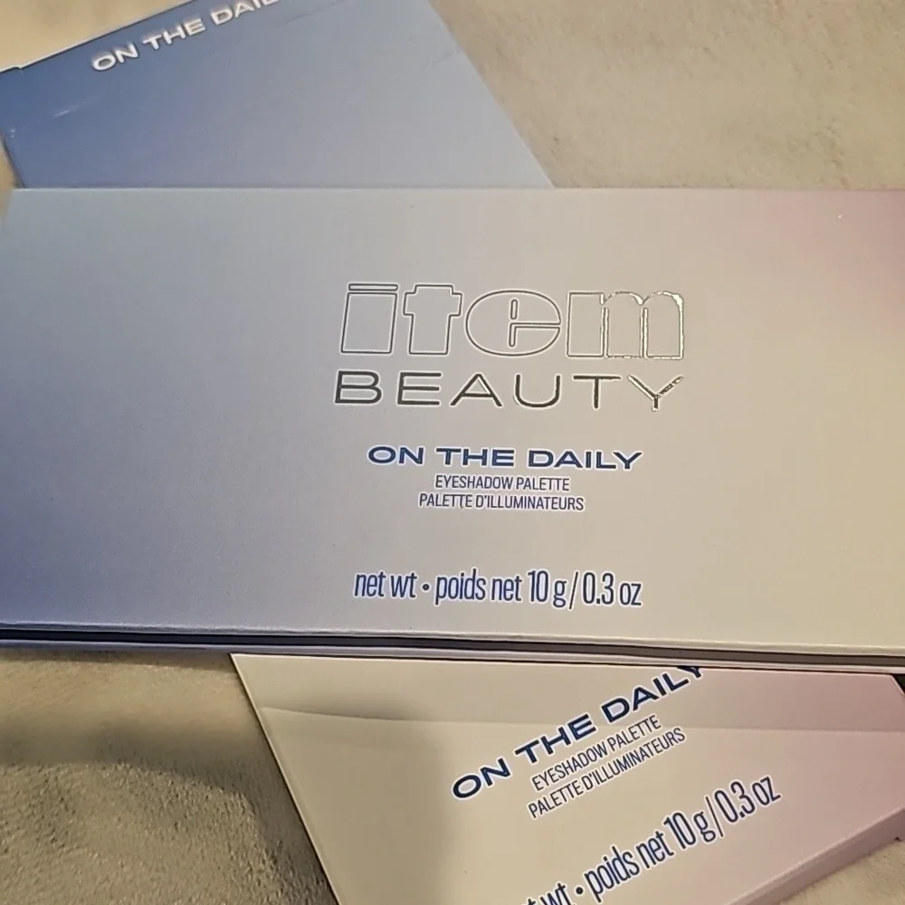Item beauty eyeshadow palette